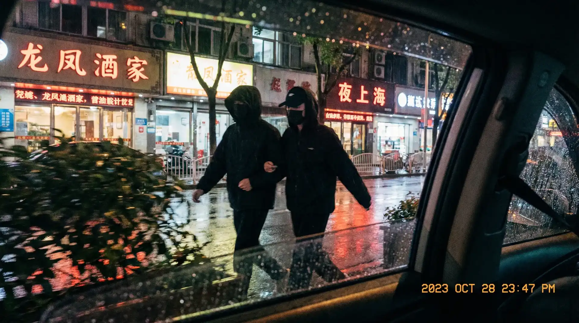 特大黑人与亚洲娇小 - 顶流明星深夜密会现场抓拍照片
